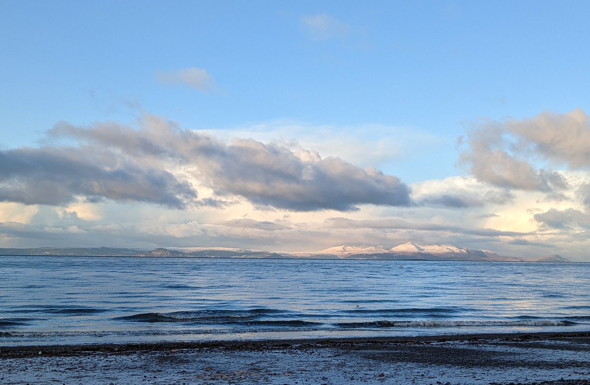 moragmoog_teach's tweet photo. Arran looking resplendent this morning.
#15SecondsOfZen #WestCoast https://t.co/aou3kiYKMz