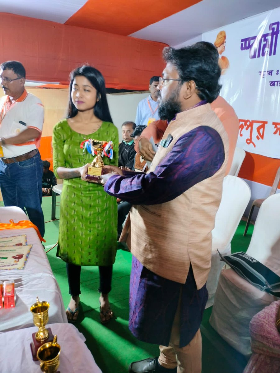 RangArts's tweet photo. #পুরস্কার_বিতরণী_অনুষ্ঠান  চলাকালীন ,স্বামী বিবেকান্দের জন্ম জয়ন্তী উপলক্ষে,বসে আঁকো প্রতিযোগিতায় বিশিষ্ট বিচারক হিসেবে আমন্ত্রিত ছিলাম । অনান্দপুর স্বামী বিবেকানন্দ সেবা সমিতির ময়দানে।আমি এবং আমার সহকারী বিচারক বৃন্দ।অসংখ্য ধন্যবাদ জানাই শিবু দা এবং তাঁর সকল সদস্য বৃন্দ  কে, https://t.co/3FSu1gHr49