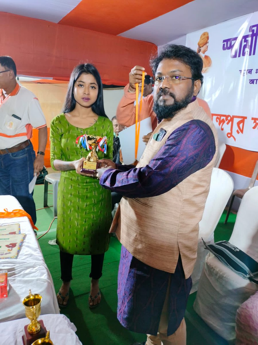 RangArts's tweet photo. #পুরস্কার_বিতরণী_অনুষ্ঠান  চলাকালীন ,স্বামী বিবেকান্দের জন্ম জয়ন্তী উপলক্ষে,বসে আঁকো প্রতিযোগিতায় বিশিষ্ট বিচারক হিসেবে আমন্ত্রিত ছিলাম । অনান্দপুর স্বামী বিবেকানন্দ সেবা সমিতির ময়দানে।আমি এবং আমার সহকারী বিচারক বৃন্দ।অসংখ্য ধন্যবাদ জানাই শিবু দা এবং তাঁর সকল সদস্য বৃন্দ  কে, https://t.co/3FSu1gHr49