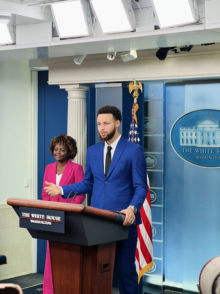 Special guest <a href="/StephenCurry30/">Stephen Curry</a> at the podium today 🏀
