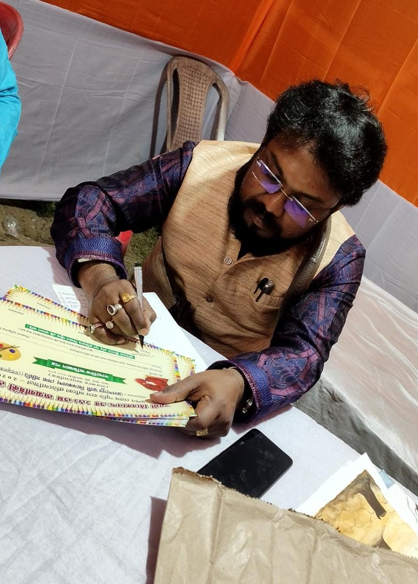 RangArts's tweet photo. #মানপত্র।স্বামী বিবেকান্দের জন্ম জয়ন্তী উপলক্ষে,বসে আঁকো প্রতিযোগিতায় বিশিষ্ট বিচারক হিসেবে আমন্ত্রিত ছিলাম । অনান্দপুর স্বামী বিবেকানন্দ সেবা সমিতির ময়দানে।আমি এবং আমার সহকারী বিচারক বৃন্দ।অসংখ্য ধন্যবাদ জানাই শিবু দা এবং তাঁর সকল সদস্য বৃন্দ  কে, https://t.co/w74Gtytn1M