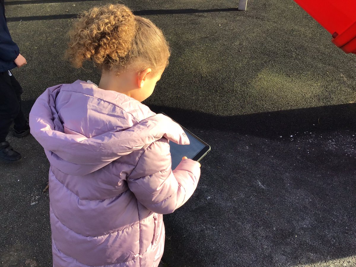 CharterYr1's tweet photo. Today we have been exploring taking photographs and retrieving the from the gallery and within an app. #CharterComputing #DigitalContent. We are going to be making our own collages this week. Today, we took photographs of signs of winter. https://t.co/VwwnbbWhNb