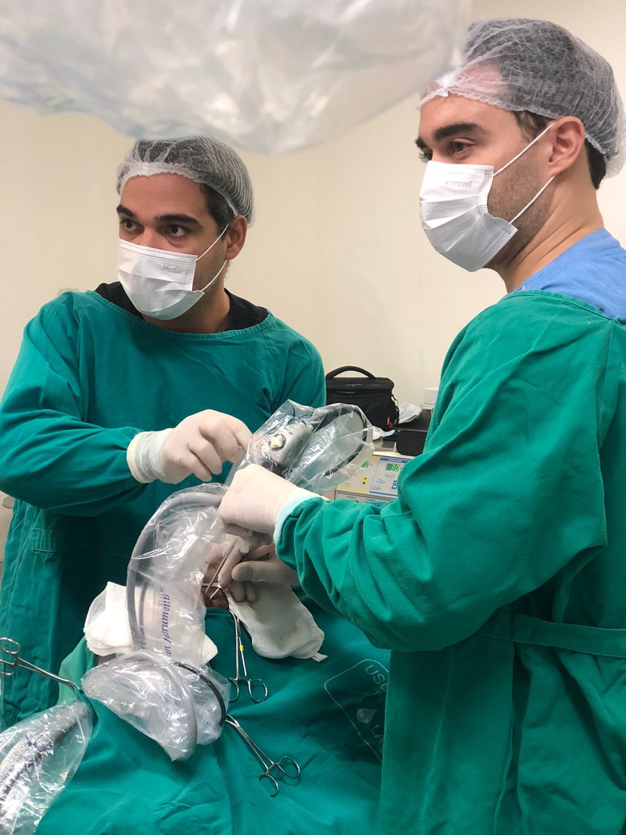 carlosbrandaoma's tweet photo. A equipe do Hospital Macrorregional de Caxias fez um procedimento raro no Maranhão. Os médicos trataram tumores no centro do crânio de um paciente por meio da cirurgia endoscópica endonasal transesfenoidal, feita pelo nariz. A rede estadual de saúde cada vez melhor! https://t.co/9ppHAEMoEB
