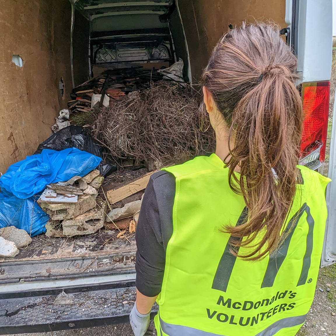 mcdmarbella's tweet photo. La pasada semana nuestros #Volunteers se desplazaron a Granada a participar con sus compañeros de @mcdonalds.granada en la primera acción de voluntariado del año 🌍

Ahora el río Monachil está un poco más libre de #basuraleza 💚

#McDVolunteers #McDMarbella #McDonalds #Marbella https://t.co/2tq8F9c2qb