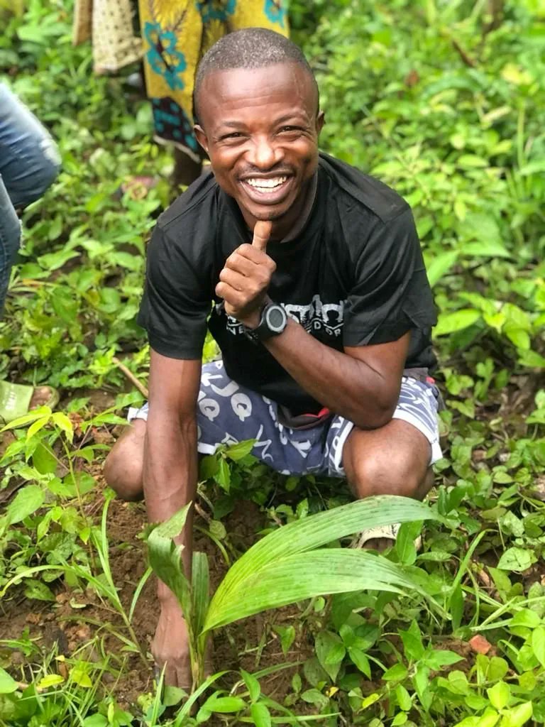 IDEAStweetsUs's tweet photo. A reminder from our friends at IDEAS For Us Liberia to have fun while you’re working hard. 😎 

After this photo session, and thanks to One Tree Planted, our team planted 1000 fruit trees in Magiema Town. 🍋🍊🍒 

#workhardplayhard #planttrees #fruitrees #growyourownfood #africa https://t.co/H4hhJvyPwg
