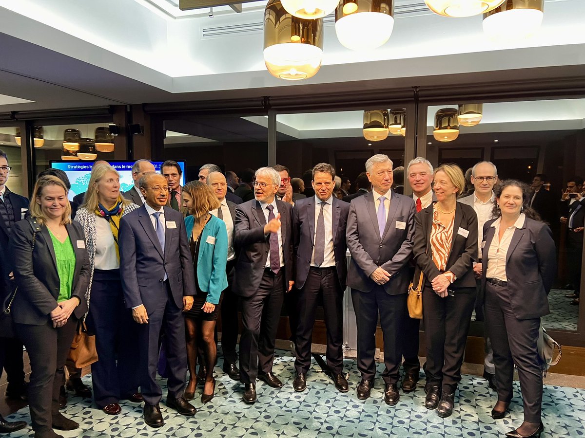 GeoffroyRDB's tweet image. Voeux de la Task force #hydrogène de @MEDEF_I : l’hydrogène est un atout pour décarboner notre économie et diversifier notre mix, mais aussi une formidable opportunité pour nos entreprises de conquérir de nouveaux marchés et faire rayonner la France à l’international !