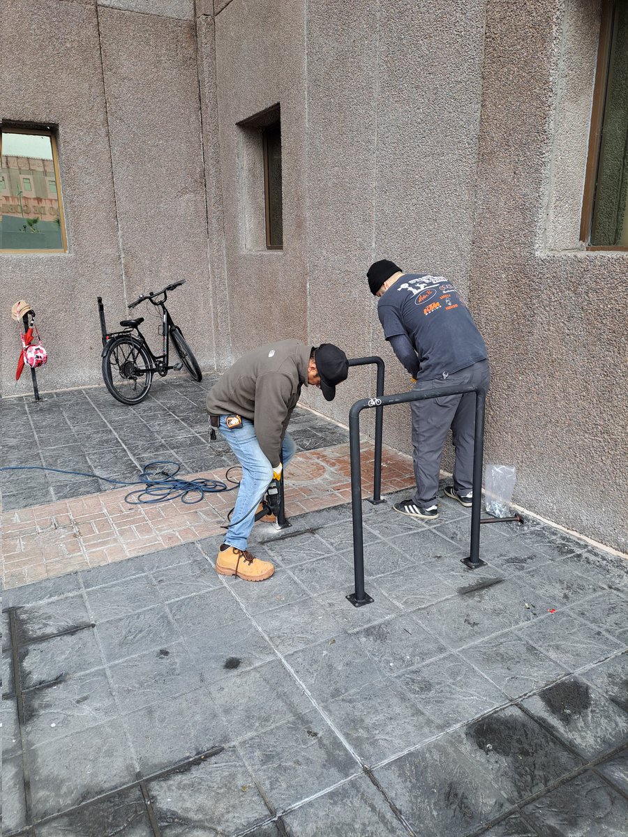 lamange1's tweet photo. Hoy fuimos al Centro de Gobierno en #Hermosillo a instalar los 1eros biciestacionamientos. Gracias @BrendaBuzani por donarlos, al Ing. Tripp por su apoyo y a @Jcolivero77 por la fabricación e instalación. Gestión #BicycleMayorHermosillo vamos x más ✌️💜🚲♀️ #MujerEnBiciHmo 🚲 https://t.co/jLuH5xuTfP