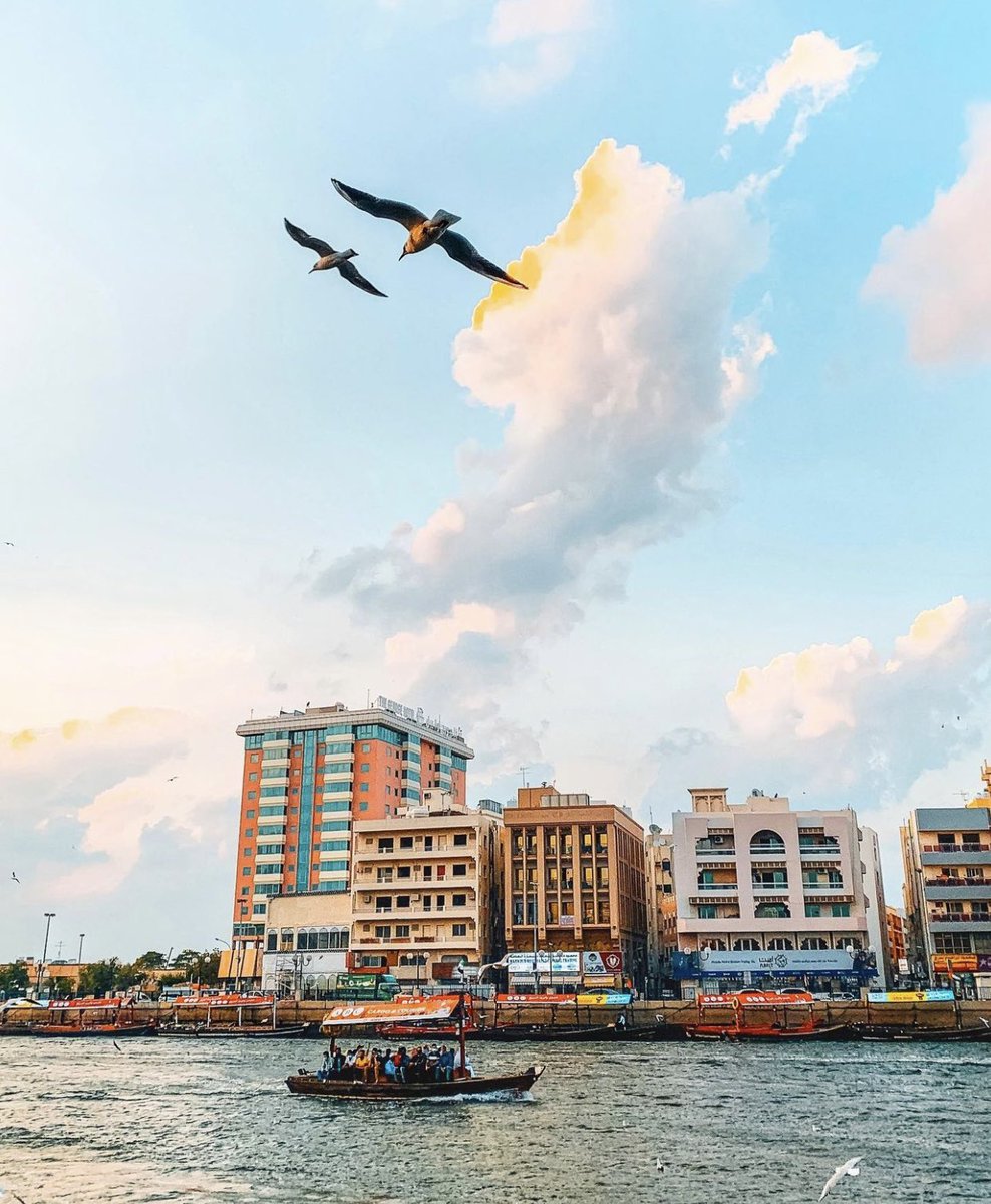 سبحانه وقدرو عليك .. وخلوك تنسى أحبابك 
ولابتسأل علينا خلاص .. قفلت في وجهنا بابك
ولاعاد زله أو طله .. يحق الكم لنا الله