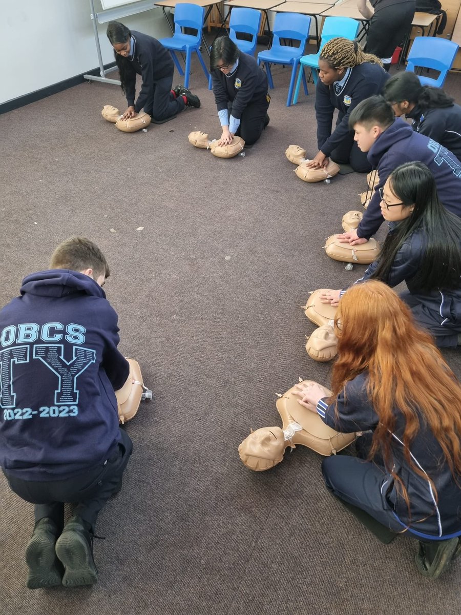 Today during #wellbeingweek students were given the opportunity to take part in a lunch time workshop to benefit the body, mind &amp; soul! We had smoothie making, ukulele and CPR workshops. Thanks to <a href="/EmmaBla17958080/">Emma Black</a> <a href="/LBurke__/">Lydia Burke</a> and <a href="/msecliffe12/">Emily Cliffe</a> for their help today. 🤩