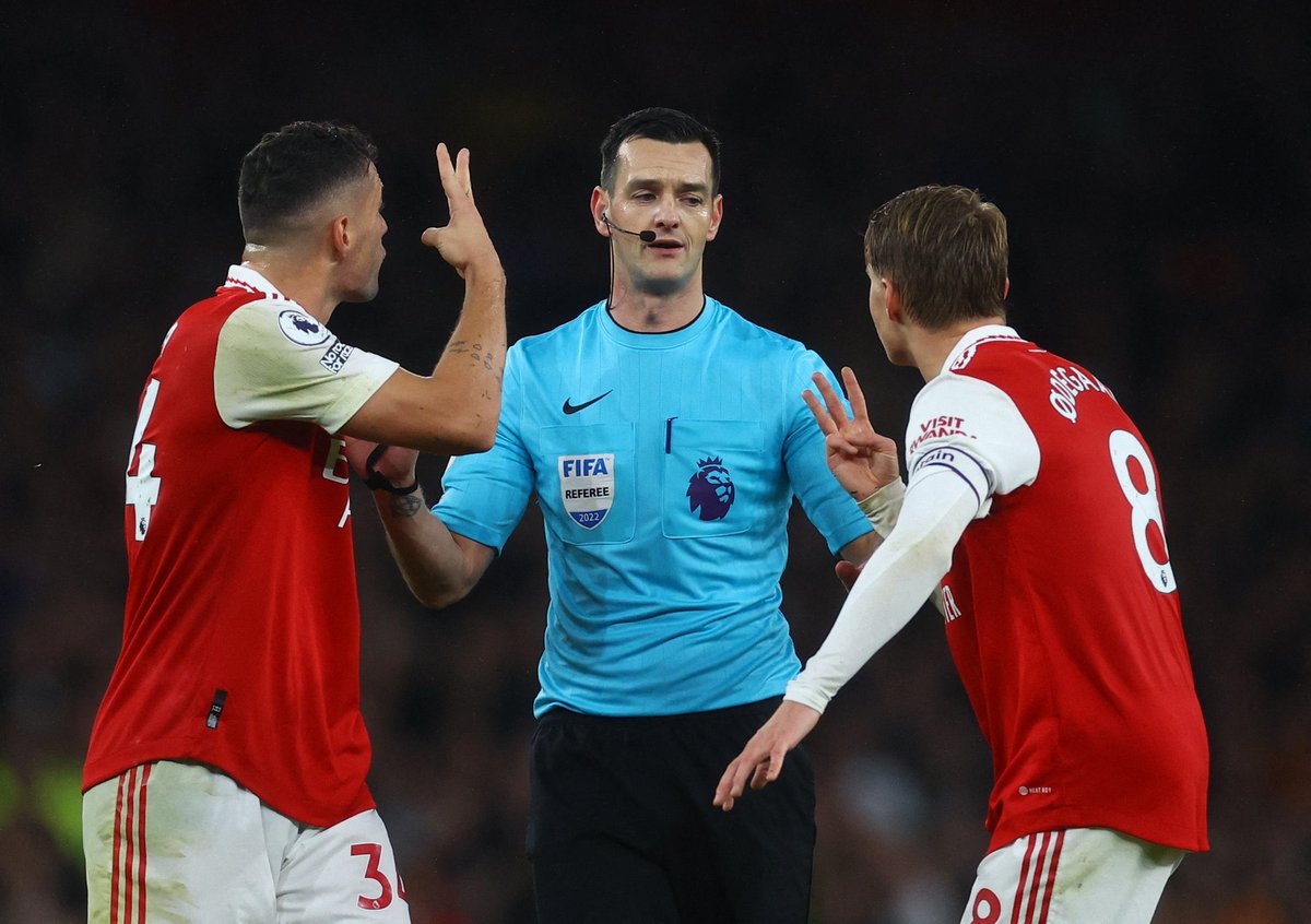 afcstuff's tweet photo. Keith Hackett (ex-PL referee) on FA charges on Arsenal: “The worry for me is that I’ve seen lots of incidents from other clubs of a similar nature. These haven’t been reported or charged. If I’m Arsenal, I can see where they’re coming from when they say there’s an agenda.” #afc https://t.co/tibBVjnRH7