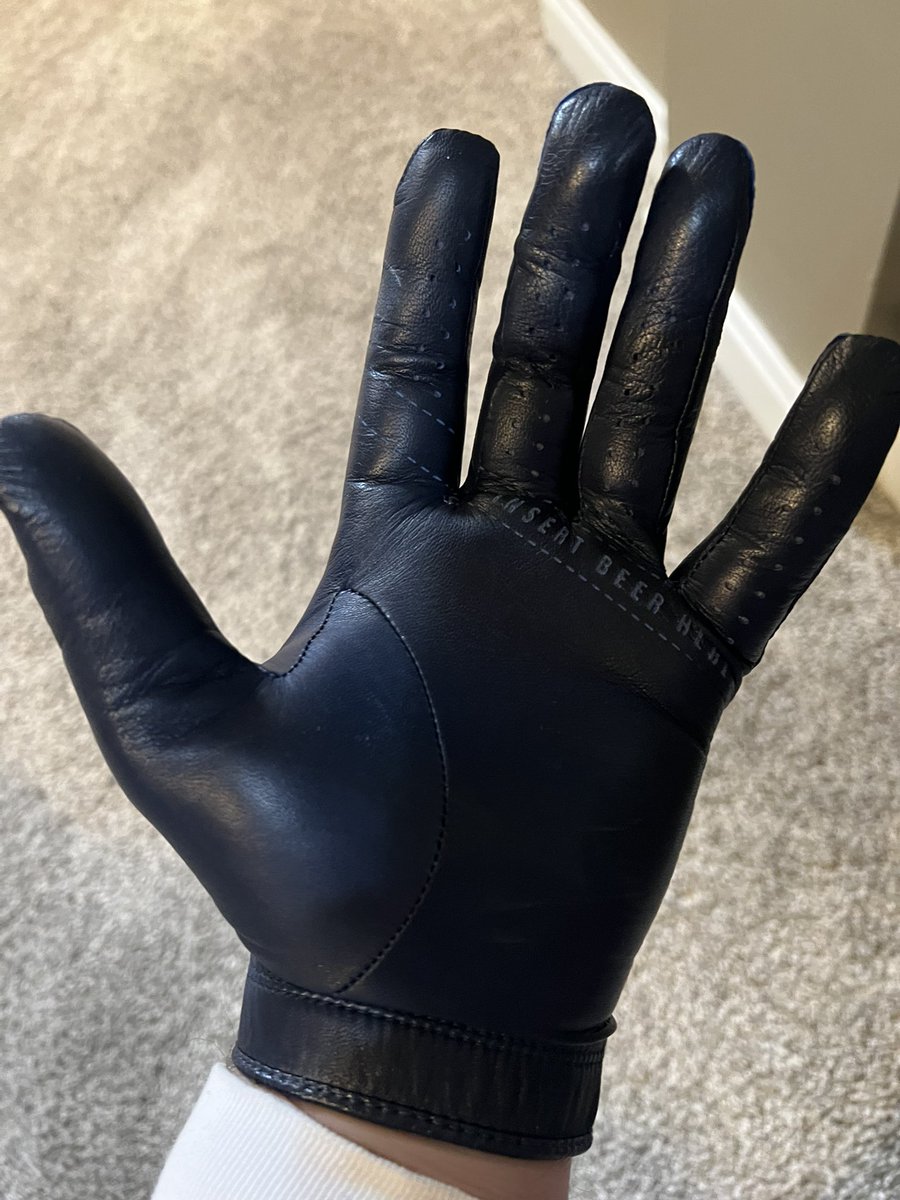 bsakes's tweet photo. My new @TRAVISMATHEW #Cuater golf glove… Read the inscription on the palm
😆😆😆😆😆 https://t.co/sQc9mL2IhJ