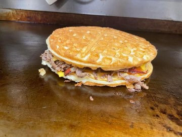 itssmithson's tweet image. Waffle House workers are flabbergasted 😳