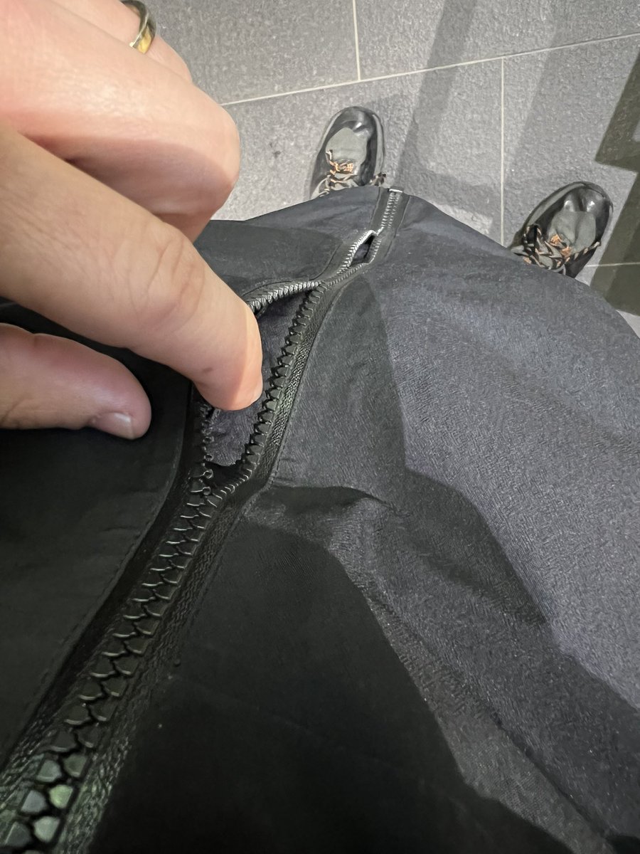 ms_ati's tweet photo. @Arcteryx Broken zipper on Camosun Parka for the 2nd time! Please help me to have a working jacket this winter! #ARCTERYX #WINTER https://t.co/URp4lzqLhf