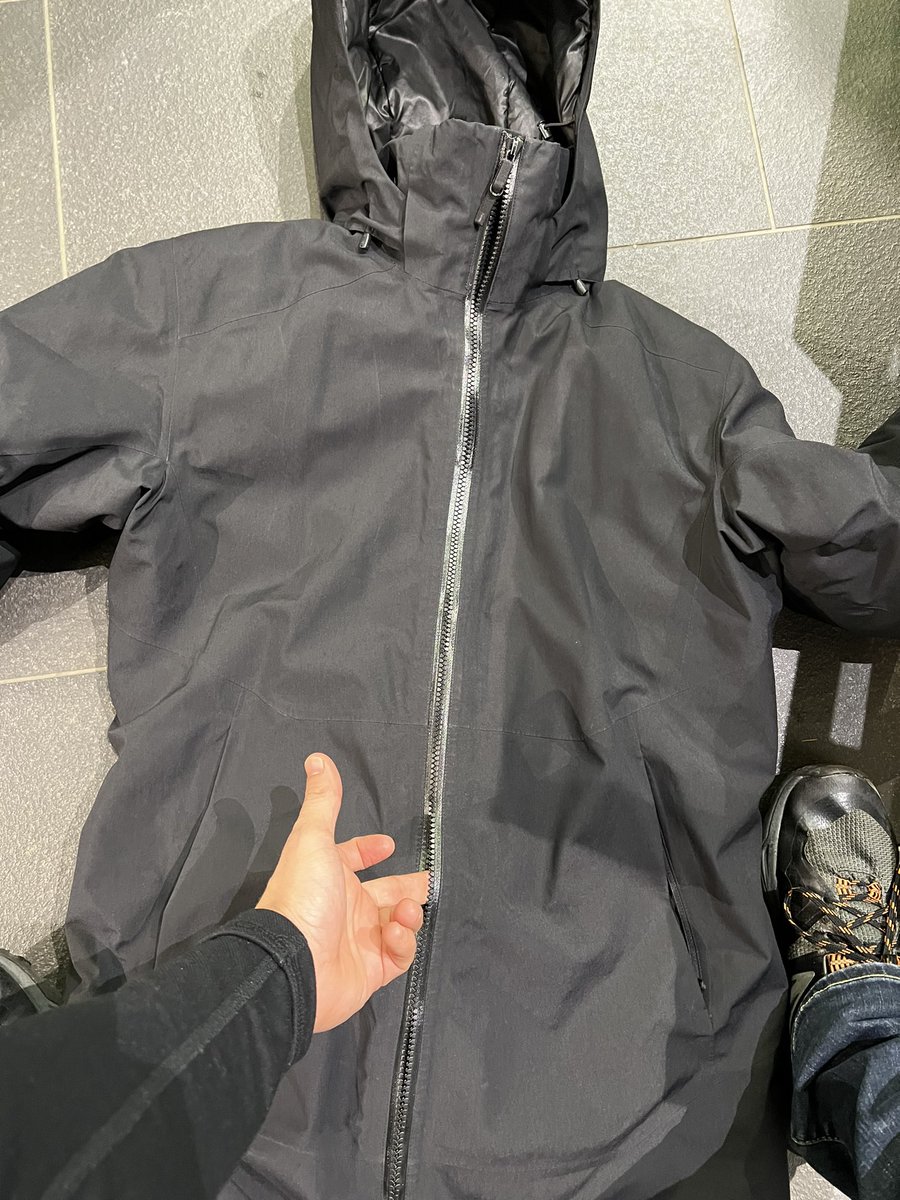 ms_ati's tweet photo. @Arcteryx Broken zipper on Camosun Parka for the 2nd time! Please help me to have a working jacket this winter! #ARCTERYX #WINTER https://t.co/URp4lzqLhf