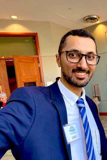 هل شاهدتم أحقر وأخبث من هذا
.
هذا الشاذ يجتمع مع الحوثي وأذنابه بأمريكا ضد وطننا !!