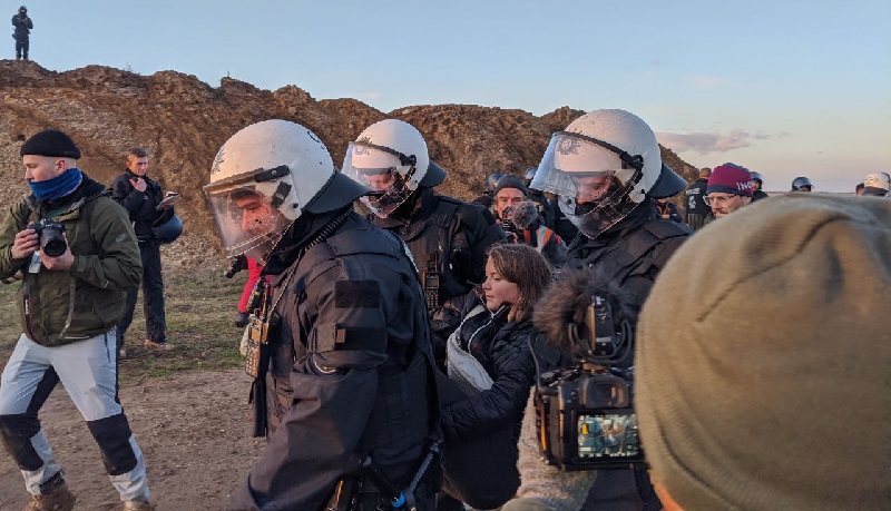 conexaoplaneta's tweet image. #GretaThunberg é presa em protesto contra mina de carvão de #Lützerath, na Alemanha. Ativista sueca foi detida com outros dez manifestantes. Mobilização já é considerada uma das maiores contra #combustíveisfósseis da Europa: bit.ly/3iIxIMZ