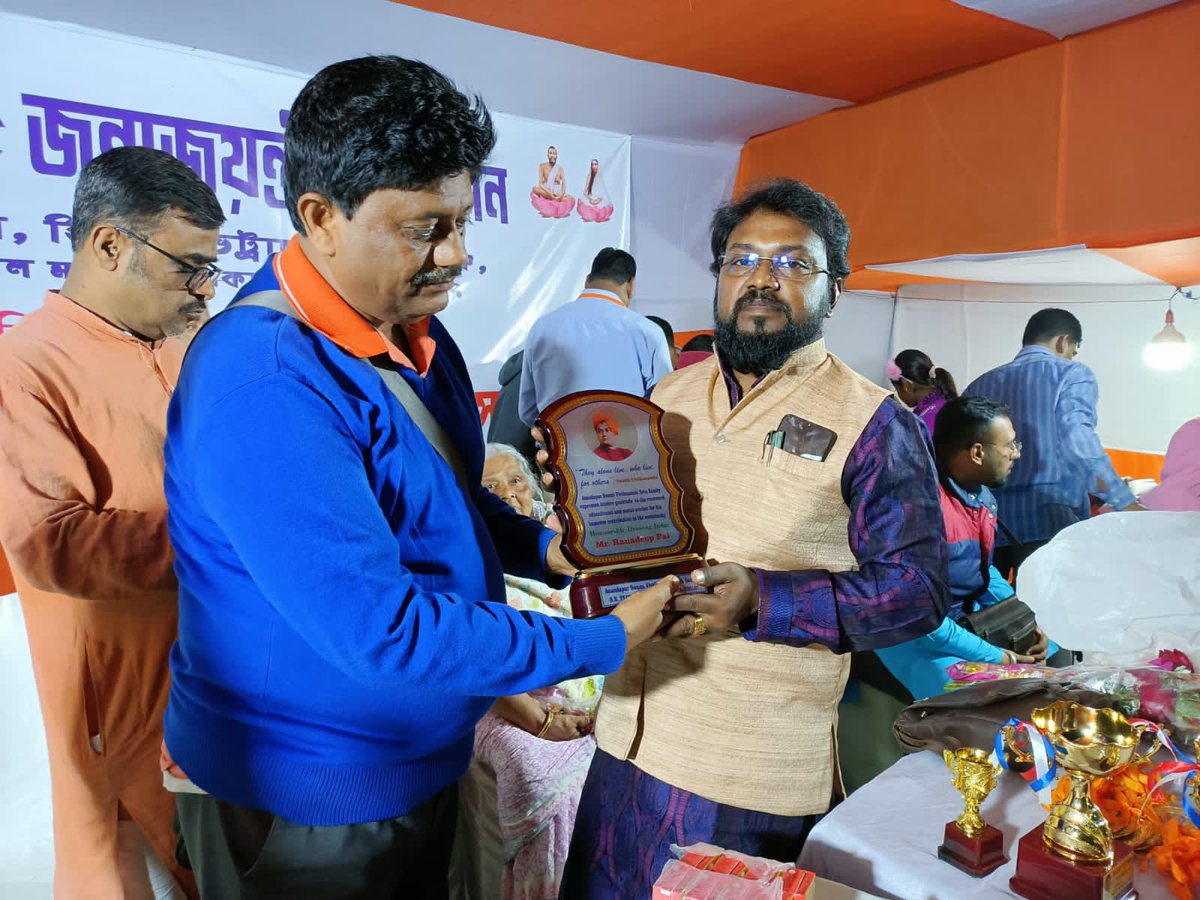 RangArts's tweet photo. স্বামী বিবেকান্দের জন্ম জয়ন্তী উপলক্ষে,বসে আঁকো প্রতিযোগিতায় বিশিষ্ট বিচারক হিসেবে আমন্ত্রিত ছিলাম । অনান্দপুর স্বামী বিবেকানন্দ সেবা সমিতির ময়দানে।আমি এবং আমার সহকারী বিচারক বৃন্দ।অসংখ্য ধন্যবাদ জানাই শিবু দা এবং তাঁর সকল সদস্য বৃন্দ  কে,তাদের বৃহৎ প্রয়াসের মধ্যে আমাকে স্বসম https://t.co/qR36j1MwE6