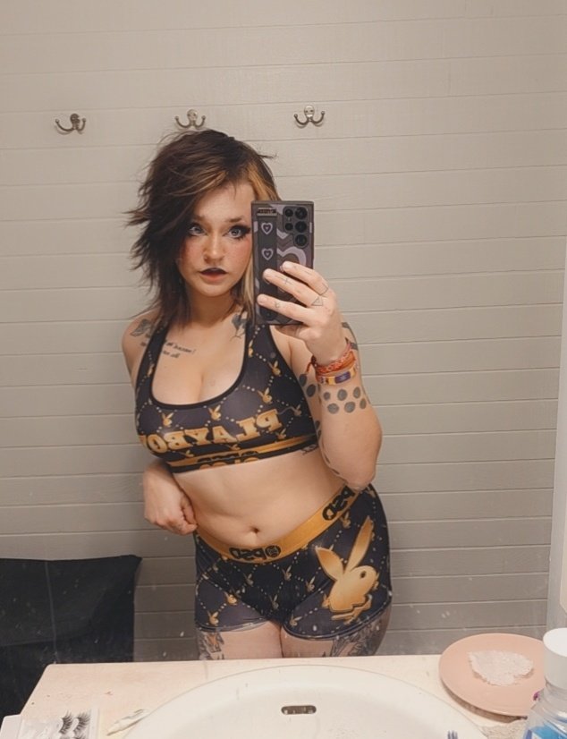 If this pic get 3000 likes I'll post tiddie 
Do you wanna play, boys?