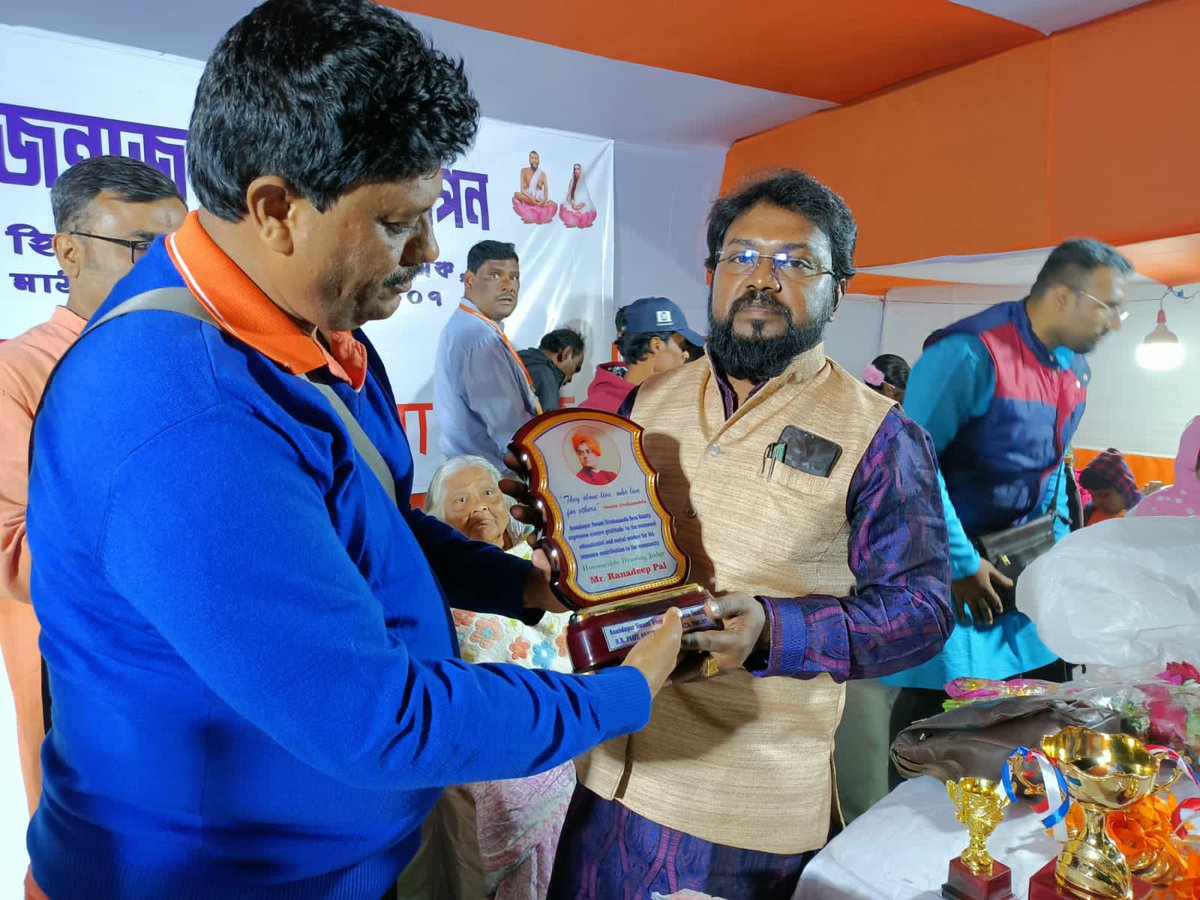 RangArts's tweet photo. স্বামী বিবেকান্দের জন্ম জয়ন্তী উপলক্ষে,বসে আঁকো প্রতিযোগিতায় বিশিষ্ট বিচারক হিসেবে আমন্ত্রিত ছিলাম । অনান্দপুর স্বামী বিবেকানন্দ সেবা সমিতির ময়দানে।আমি এবং আমার সহকারী বিচারক বৃন্দ।অসংখ্য ধন্যবাদ জানাই শিবু দা এবং তাঁর সকল সদস্য বৃন্দ  কে,তাদের বৃহৎ প্রয়াসের মধ্যে আমাকে স্বসম https://t.co/qR36j1MwE6