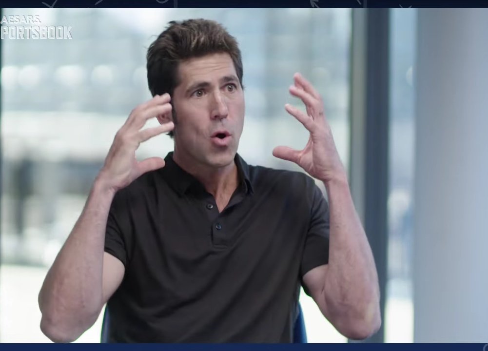 WarriorsLatam_'s tweet photo. Entre lágrimas, Bob Myers contó lo que decía el mensaje de texto con el que Steph Curry convenció a Durant de firmar con Warriors:

"No me importa si vos sos el MVP o si yo soy el MVP... Si lo ganas vos, voy a estar ahí sentado en la primera fila para felicitarte."

Tipazo🥺 https://t.co/ynH73E0Jrg