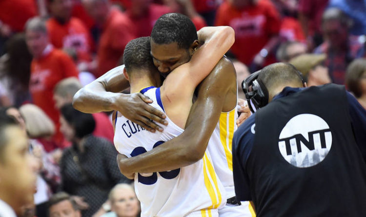 WarriorsLatam_'s tweet photo. Entre lágrimas, Bob Myers contó lo que decía el mensaje de texto con el que Steph Curry convenció a Durant de firmar con Warriors:

"No me importa si vos sos el MVP o si yo soy el MVP... Si lo ganas vos, voy a estar ahí sentado en la primera fila para felicitarte."

Tipazo🥺 https://t.co/ynH73E0Jrg