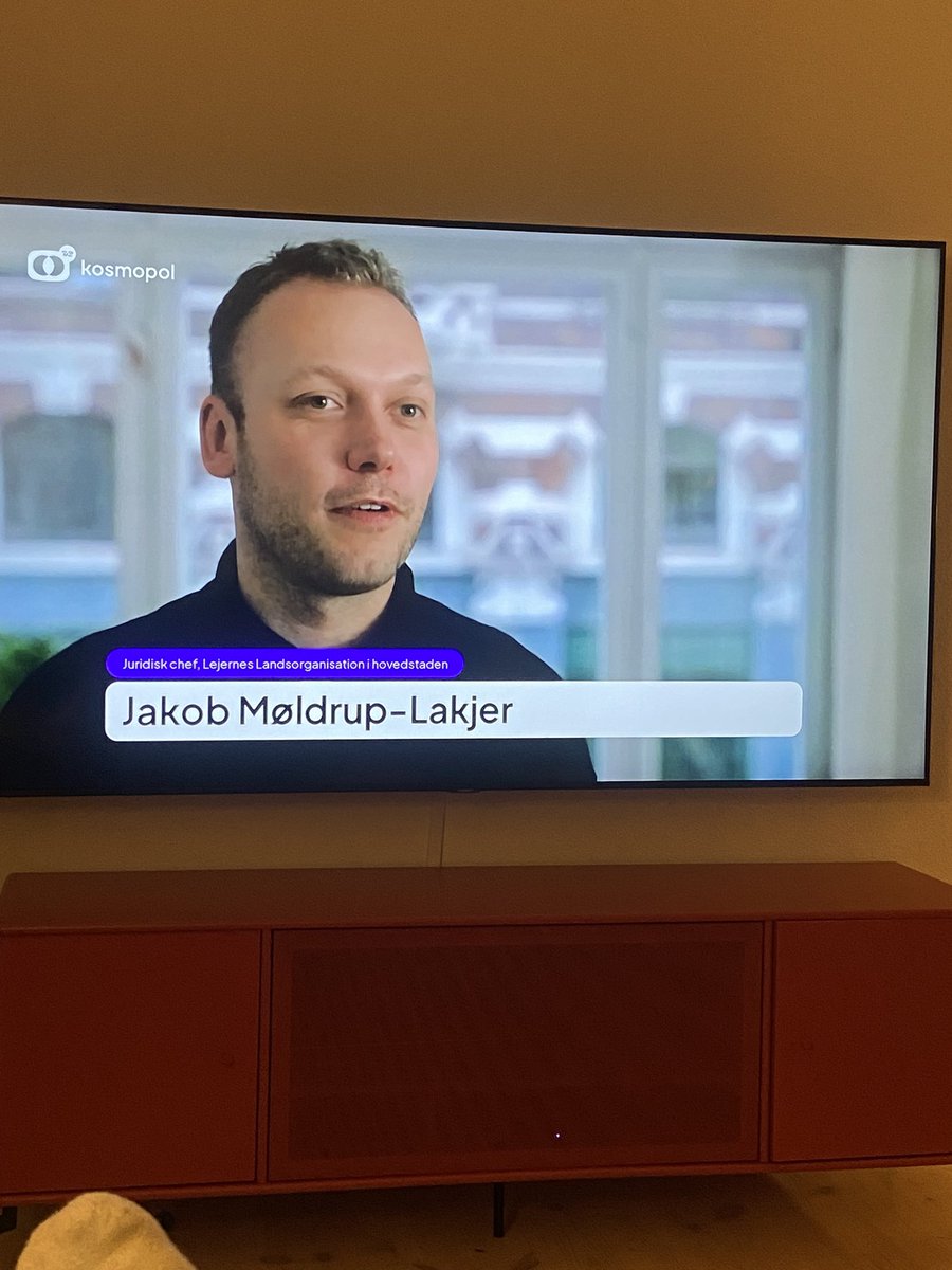 JakobLakjer's tweet photo. Har netop været i @tv2kosmopol om stigningen i almene udsættelser. Desværre kun et soundbite, men inden  understregede jeg, at vi først og fremmest har brug for politisk hjælp. Tidlig indsats og rådgivning ændrer ikke på, at lejen for mange overstiger deres indkomst. #dkpol https://t.co/9CKb22RsQv