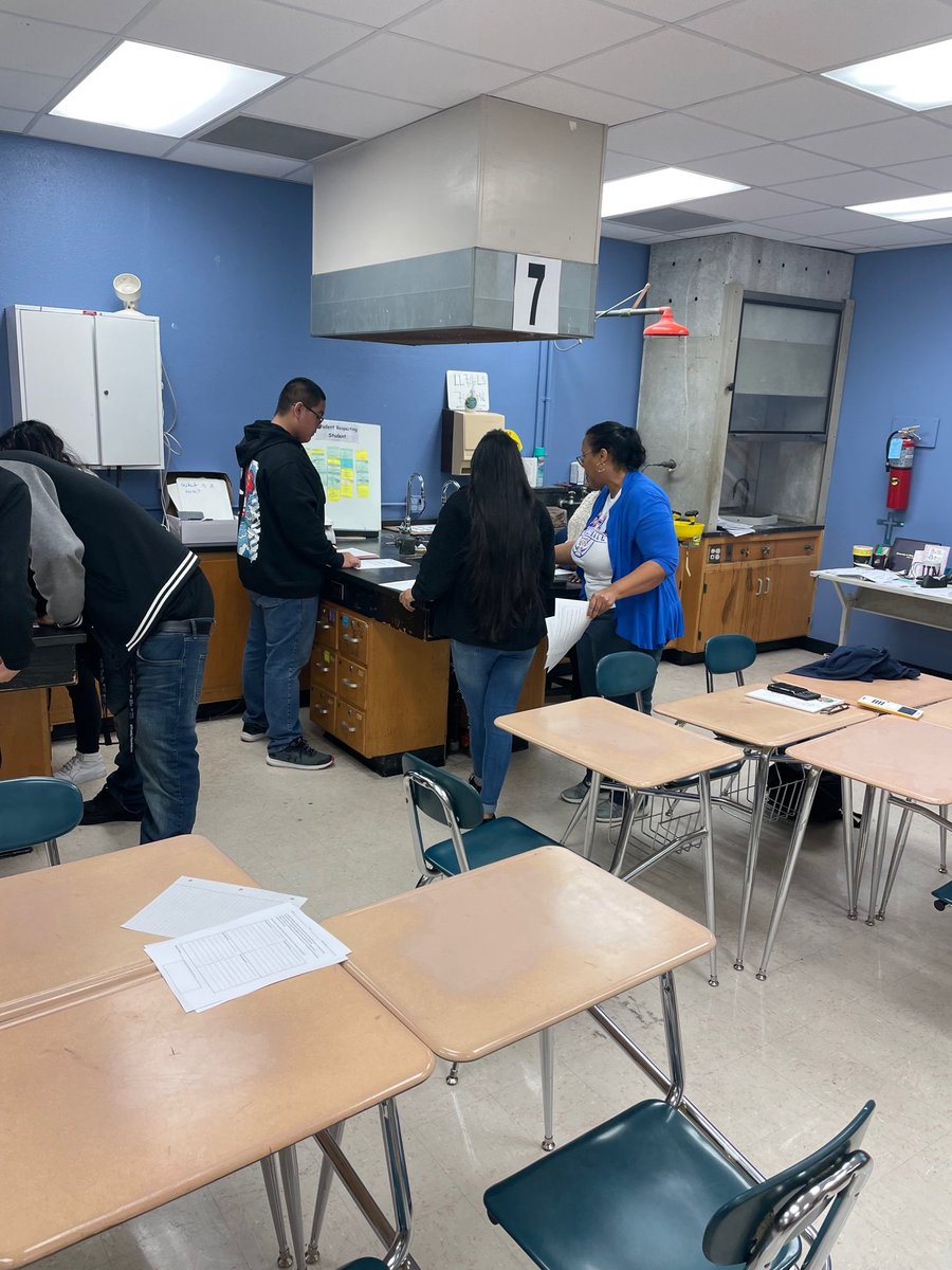 THS_Academics's tweet photo. Ms. Kelley was Caught In the Wild using a JIGSAW strategy learned from Temple YOUniversity! #TISDYOU https://t.co/4TkNhBJZ6z