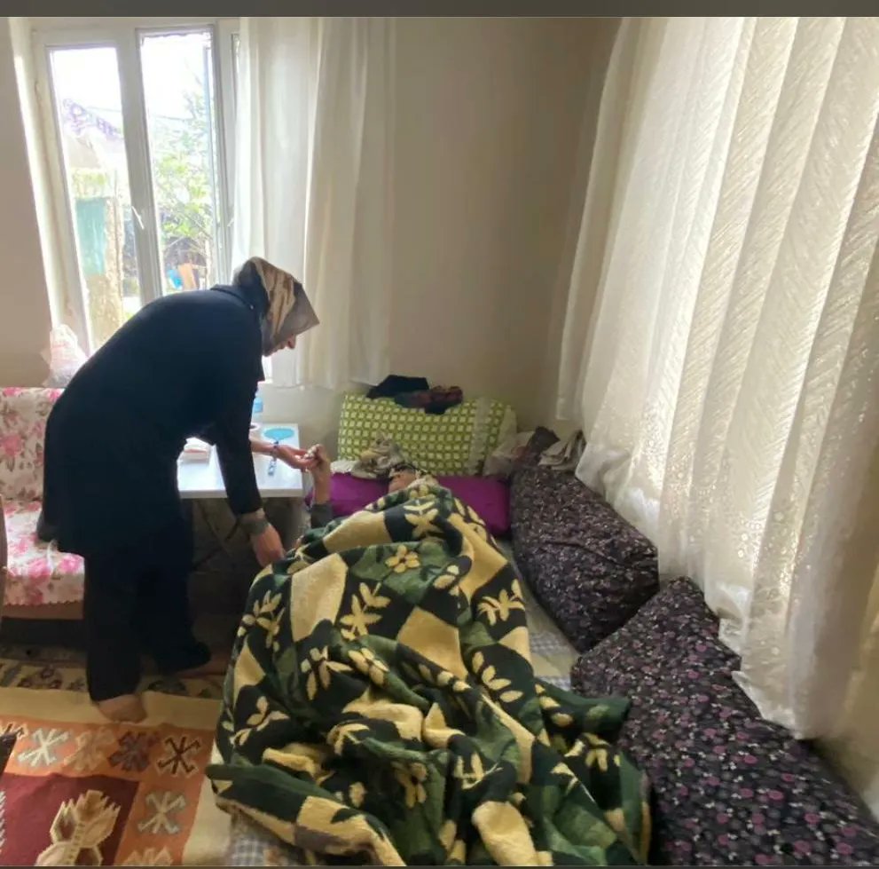 AKEfelerKadin's tweet photo. AK Parti Efeler İlçe Başkanımız Hüsnü Elbir,İlçe kadın kolları başkanımız Hümeyra Ege, yönetim kurulu üyelerimiz ve Ovaeymir mahalle başkanımız Nedim Çelik ile birlikte;Ovaeymir mahallesinde ev ziyaretinde bulunduk.Güleryüzü samimiyeti nazik ev sahipliğine çok teşekkür ediyoruz. https://t.co/K2g2wKnP51