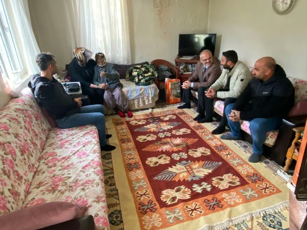 AKEfelerKadin's tweet photo. AK Parti Efeler İlçe Başkanımız Hüsnü Elbir,İlçe kadın kolları başkanımız Hümeyra Ege, yönetim kurulu üyelerimiz ve Ovaeymir mahalle başkanımız Nedim Çelik ile birlikte;Ovaeymir mahallesinde ev ziyaretinde bulunduk.Güleryüzü samimiyeti nazik ev sahipliğine çok teşekkür ediyoruz. https://t.co/K2g2wKnP51