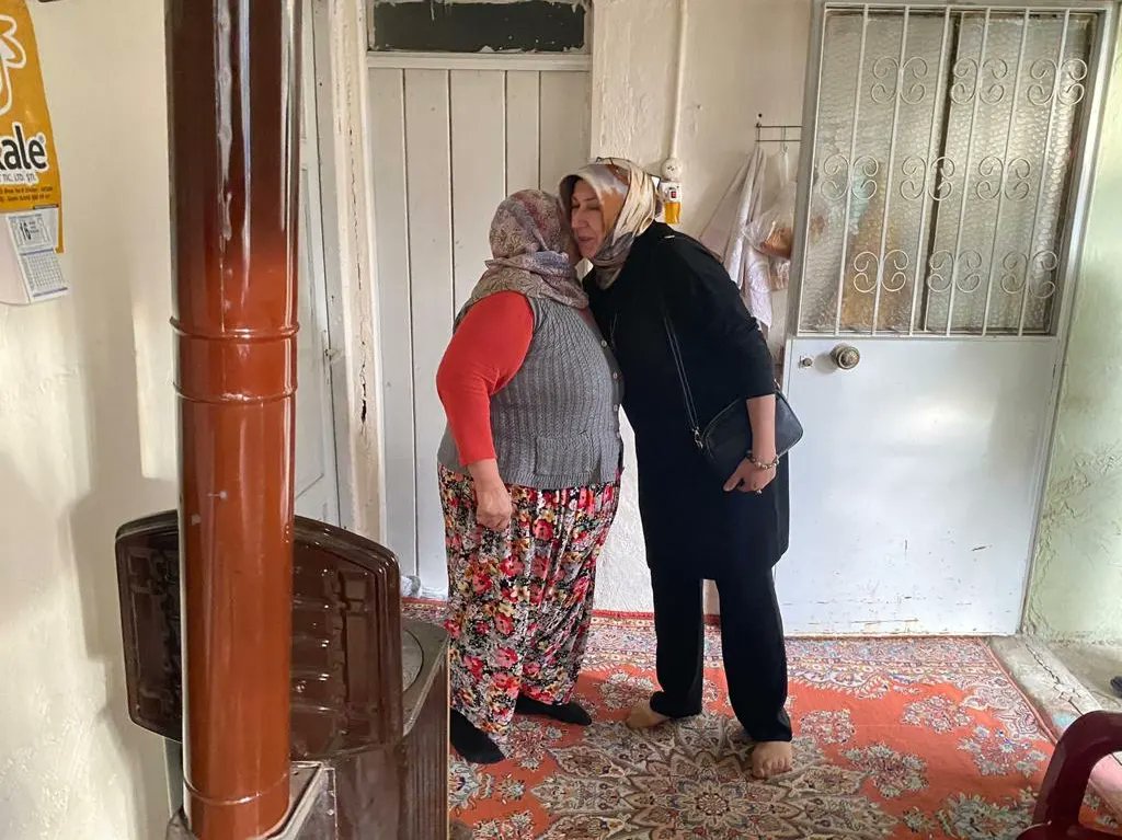 AKEfelerKadin's tweet photo. AK Parti Efeler İlçe Başkanımız Hüsnü Elbir,İlçe kadın kolları başkanımız Hümeyra Ege, yönetim kurulu üyelerimiz ve Ovaeymir mahalle başkanımız Nedim Çelik ile birlikte;Ovaeymir mahallesinde ev ziyaretinde bulunduk.Güleryüzü samimiyeti nazik ev sahipliğine çok teşekkür ediyoruz. https://t.co/K2g2wKnP51
