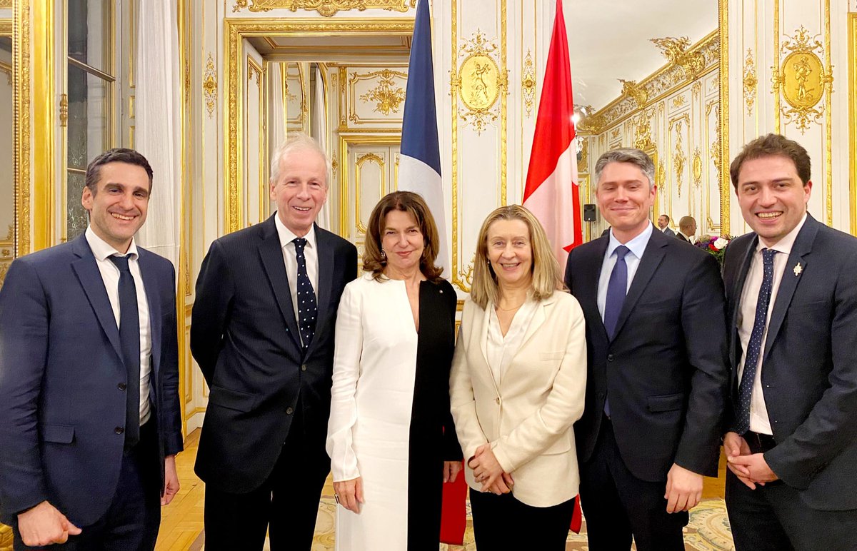 HonStephaneDion's tweet photo. Mes premiers vœux comme ambassadeur auprès des parlementaires 🇫🇷 de l’@AssembleeNat et du @Senat qui ont choisi de s’investir dans la relation 🇨🇦🇫🇷. En 2023, soyons ambitieux pour relever ensemble tous nos défis ! #AmitieCAFR https://t.co/tkJgkgF73P