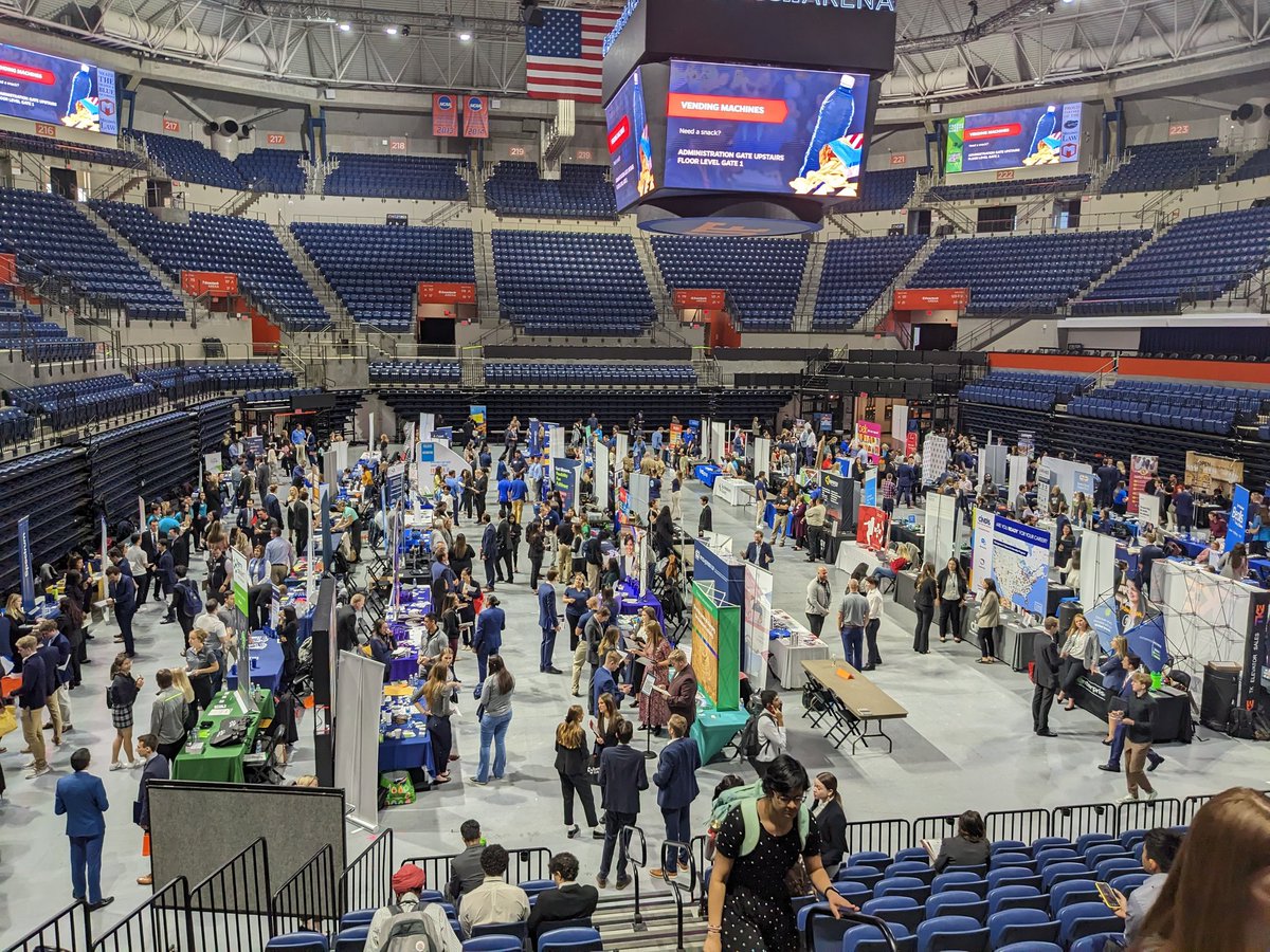 sarcorow's tweet photo. Had a great morning with @_JaNetGlover at the @UFCareerCenter Showcase event! Thank you for the private tour and wonderful conversation 🥰 Everyone, encourage your students to attend! #GoGators #HireAGator https://t.co/hYhGbh7Kup