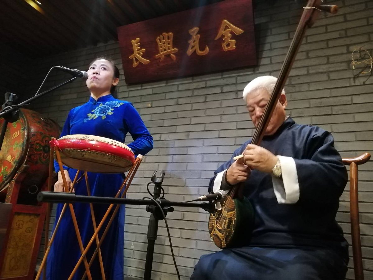 suzixzhongyi's tweet photo. ちょっろと休憩+ちょっろと紹介🤭

北京に留学中に友達で沖縄の歌手の“ひらら”が北京に仕事で来た時に一緒にご飯を食べに行った生演奏をするお店でひららも飛び入り参加🎤

沖縄に渡ってきた“中国さんしんの原型”と比較！
デカいし弦も二線！🤭

#三線さんしん
#ひらら
https://t.co/oGfHzUOr0I https://t.co/vLqBIfX3d7