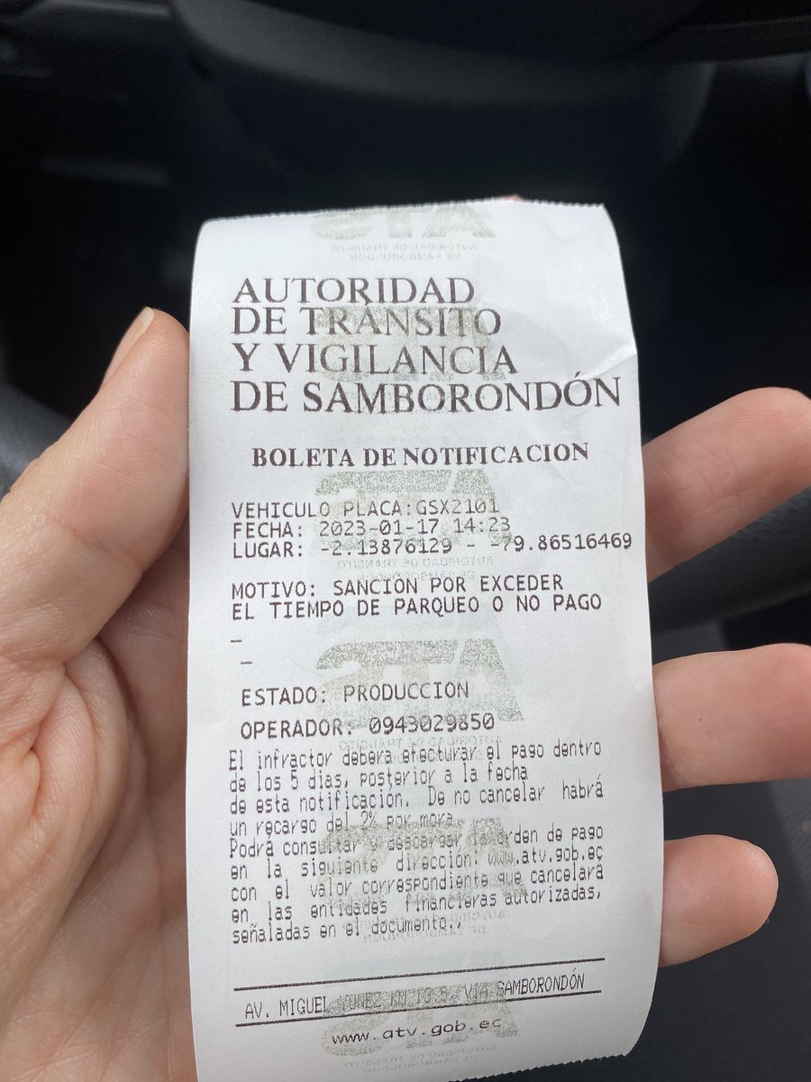 mdaa's tweet photo. Podemos hablar del abuso de las multas de los parquímetros de @MuniSamborondon. 
Hoy bajé de mi oficina y encontré a un agente dejando una multa en mi parabrisas. Fíjense en la hora. 14:23 https://t.co/NHRkQAVo10