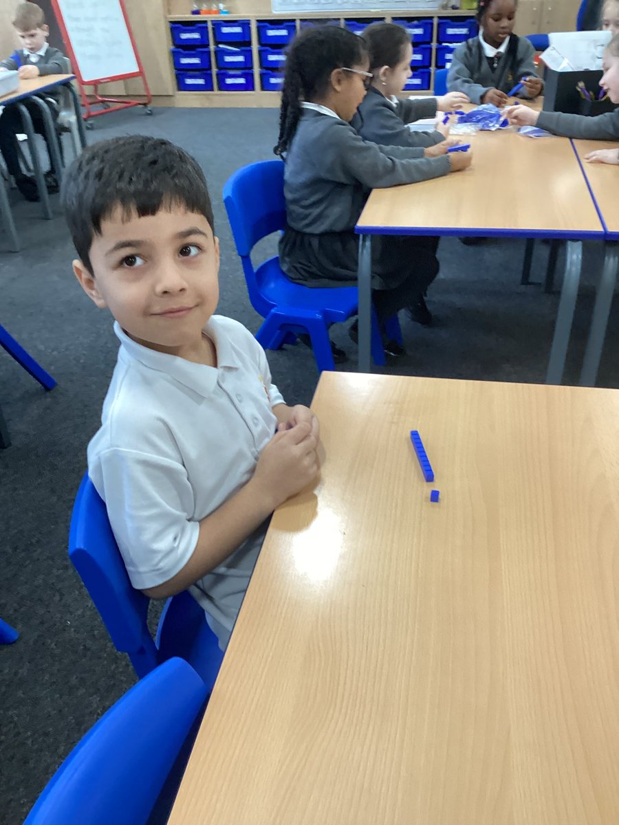 LeighCEPrimary's tweet photo. Year 1 have been exploring numbers 10-20. We have been finding out how many tens and ones are in each number. Can you complete the stem sentence 15 has _____ ten and _____ ones? Year 1 can! #creatingabetterfuture #wearemathematicians #stemsentences https://t.co/lA6Fg05waJ