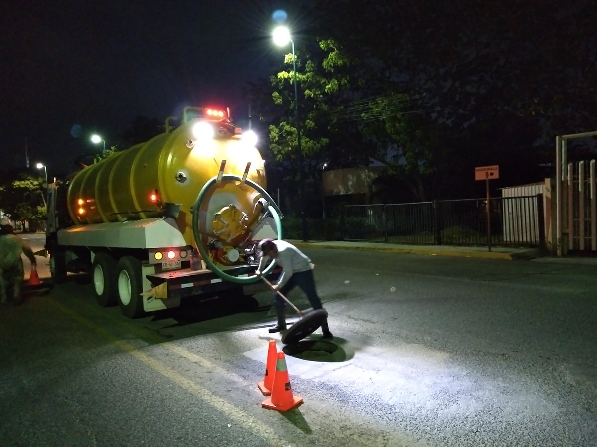 apicarmen's tweet image. A través de acciones de #mantenimiento de la red de drenaje sanitario, se llevó a cabo la limpieza de 48 pozos sanitarios, incluyendo el retiro de lodo hasta el destino final certificado, así como de escombros y basura.
#GobiernoDeTodos
#APICAM