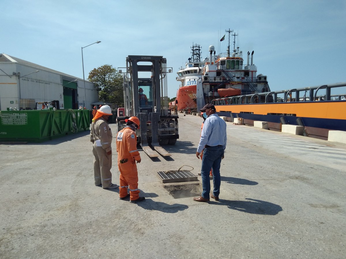 apicarmen's tweet image. A través de acciones de #mantenimiento de la red de drenaje sanitario, se llevó a cabo la limpieza de 48 pozos sanitarios, incluyendo el retiro de lodo hasta el destino final certificado, así como de escombros y basura.
#GobiernoDeTodos
#APICAM