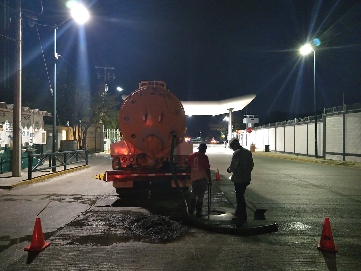 apicarmen's tweet image. A través de acciones de #mantenimiento de la red de drenaje sanitario, se llevó a cabo la limpieza de 48 pozos sanitarios, incluyendo el retiro de lodo hasta el destino final certificado, así como de escombros y basura.
#GobiernoDeTodos
#APICAM