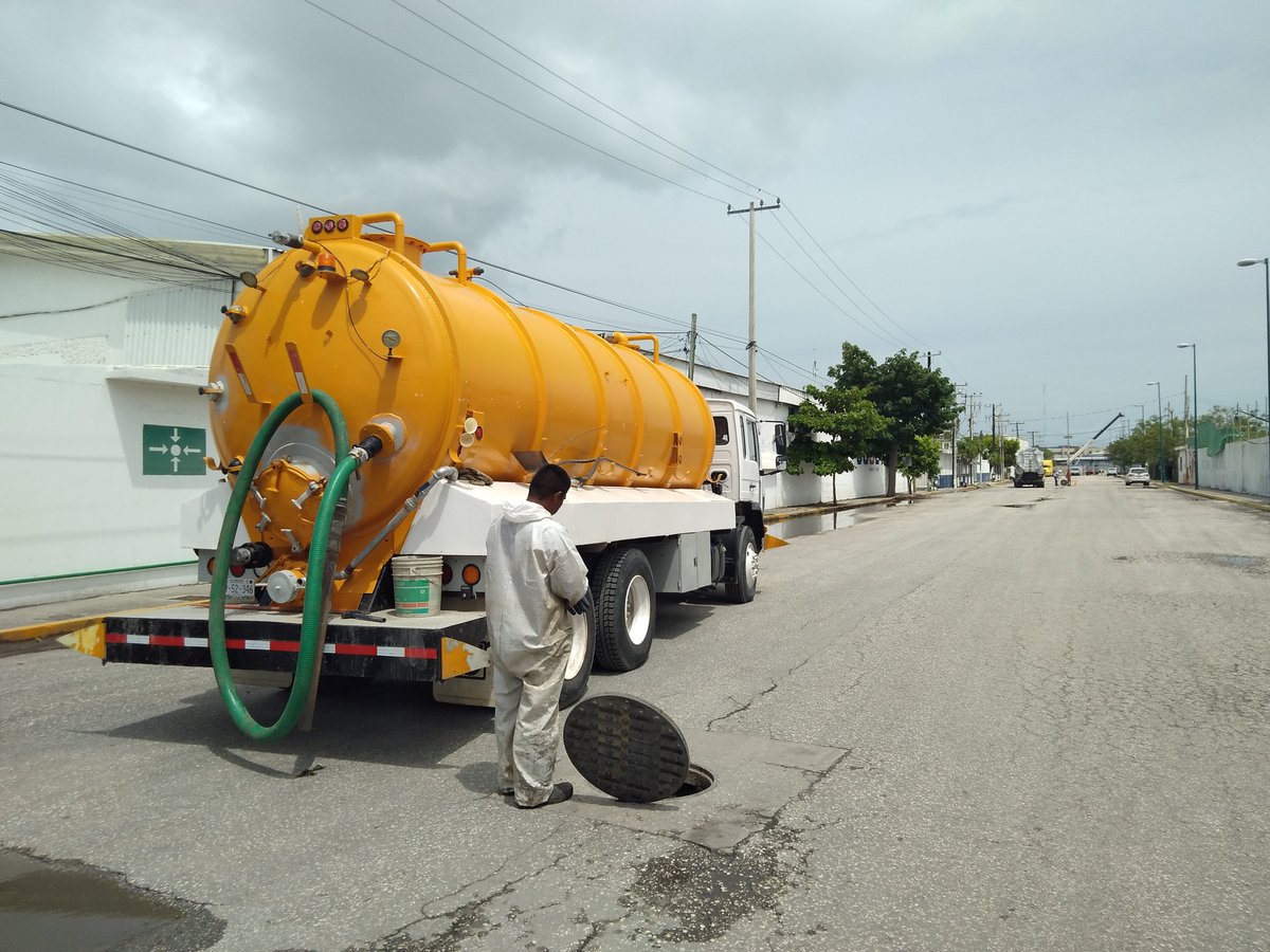 apicarmen's tweet image. A través de acciones de #mantenimiento de la red de drenaje sanitario, se llevó a cabo la limpieza de 48 pozos sanitarios, incluyendo el retiro de lodo hasta el destino final certificado, así como de escombros y basura.
#GobiernoDeTodos
#APICAM