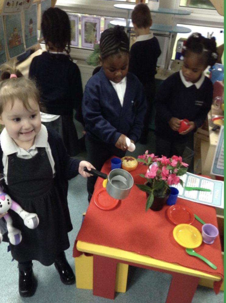 ApplegarthAc's tweet image. Nursery have been learning about foods and markets. They even opened their own café in Nursery. How can I help you? What would you like to eat? #Nursery #interpersonal  #leadership #creativity @thesteptrust