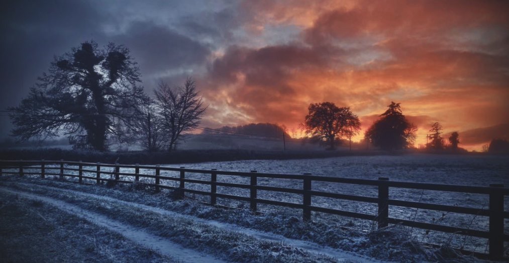 AledHall's tweet photo. Nôl yn aeafol yn Dolgrân heno ‘to…Nos da bawb a chadwch yn sâff 👍🏼❄️❄️❄️
Wintery scene in Dolgrân again tonight…Nos da everyone and keep safe👍🏼
❄️❄️❄️
@StormHour @ThePhotoHour
#WinteryScene https://t.co/ObiPUGpemV