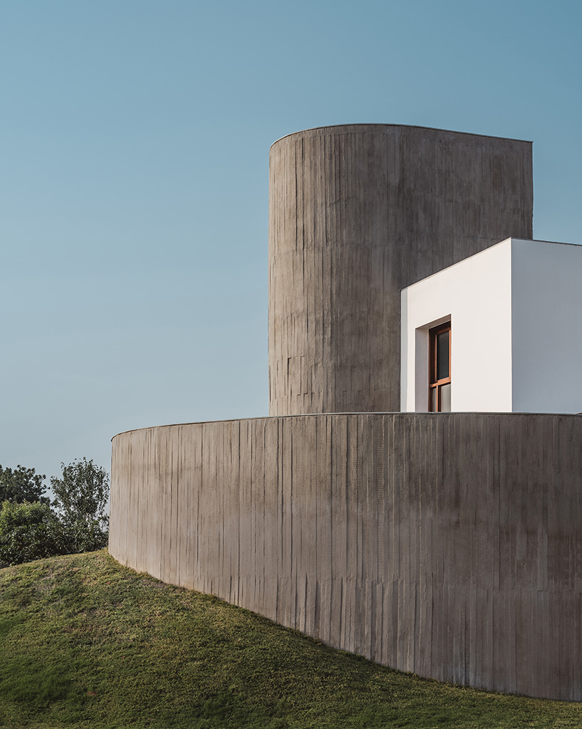 designboom's tweet image. design ni dukaan wraps its fragmented &apos;enclosure house&apos; in an undulating concrete skin. designboom.com/architecture/d…