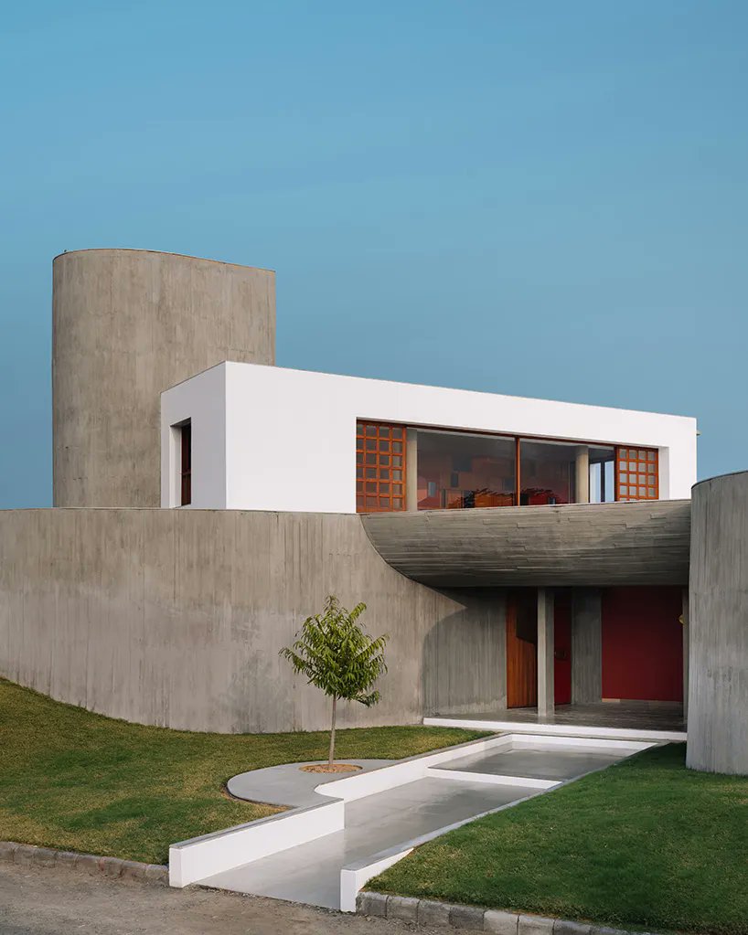 designboom's tweet image. design ni dukaan wraps its fragmented &apos;enclosure house&apos; in an undulating concrete skin. designboom.com/architecture/d…