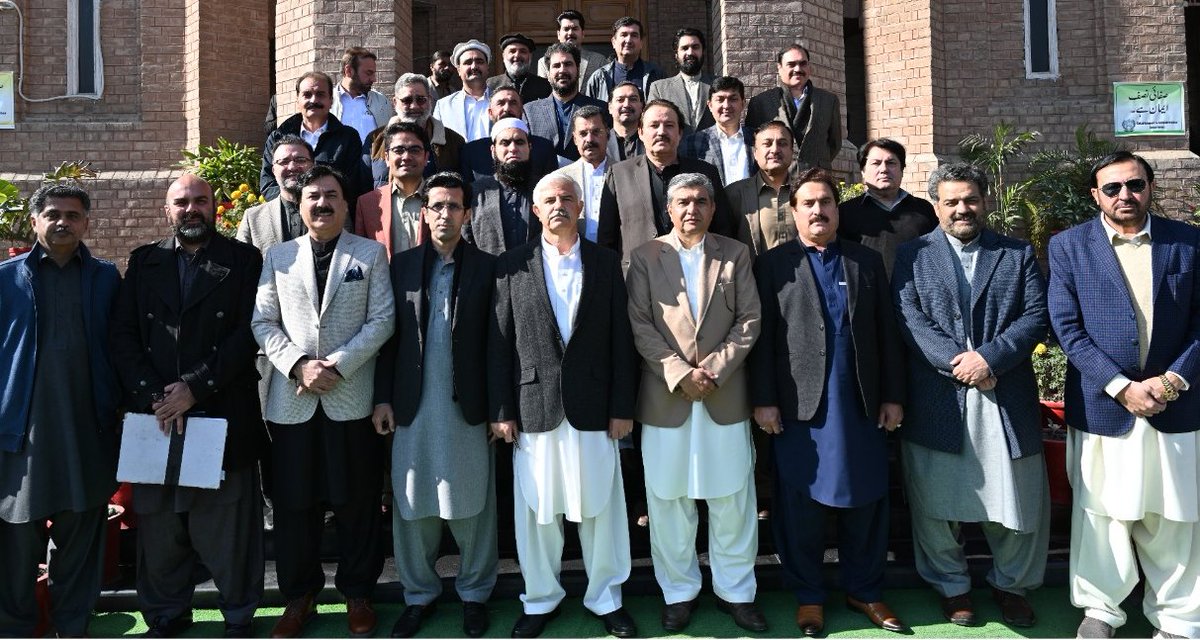 CM KP @IMMahmoodKhan in a group photo with members of the provincial cabinet.
#KP360Updates
#چھین_کےلینگےمینڈیٹ_اپنا
#WeStandWithBabar
#اصلاحات_پھر_انتخابات