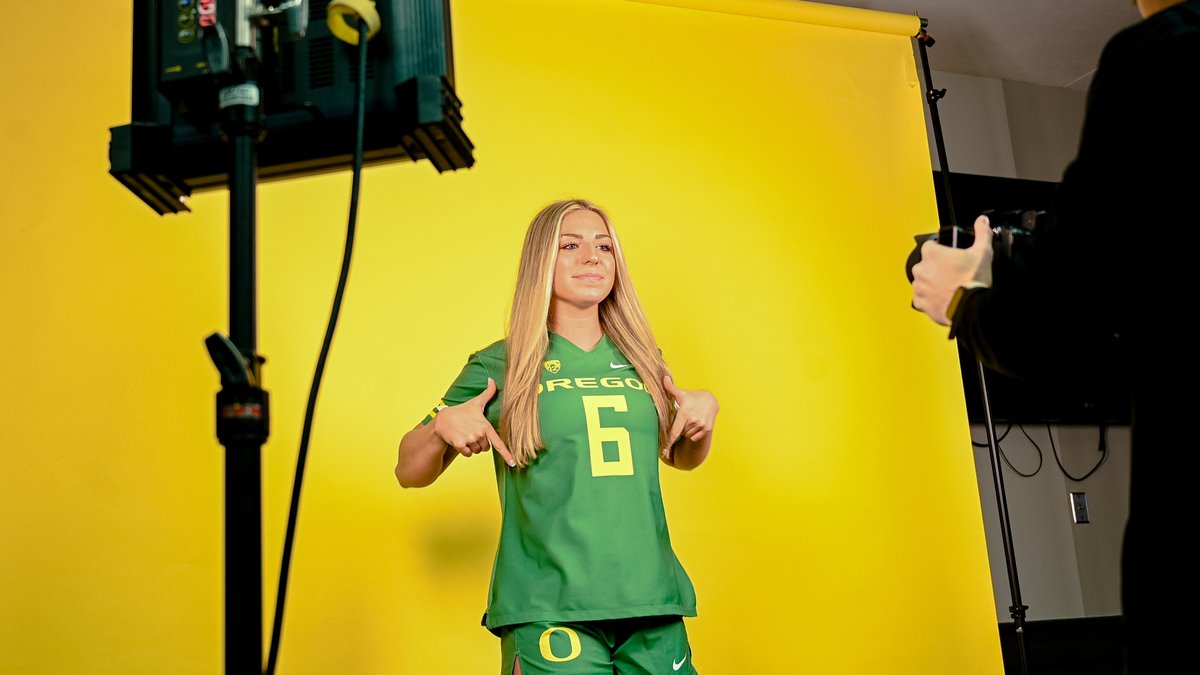 Just a snapshot 📸

Behind the scenes of some media day magic! 🪄

#GoDucks