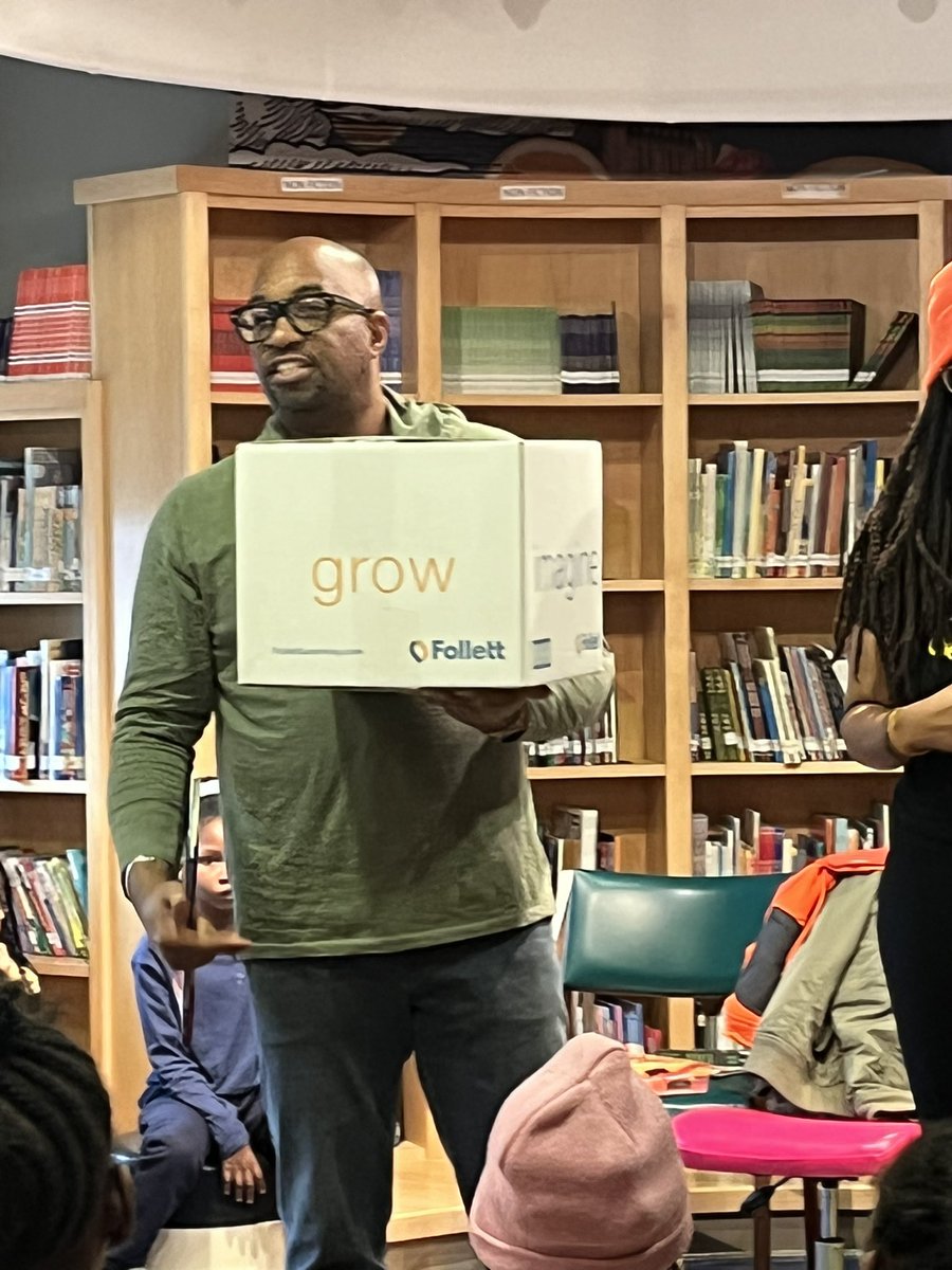 Historic122's tweet photo. The 122 Experience continues…we hosted Award Winning Author Kwame Alexander and Illustrator Dare Coulter! Very engaging “ An American Story”. #newrelease #Thsct @KingMark01 @BMDschoolsPRguy @SonjaSantelises @bettyeadams7 @John_L_Davis_Jr https://t.co/FsV4mjWWTR
