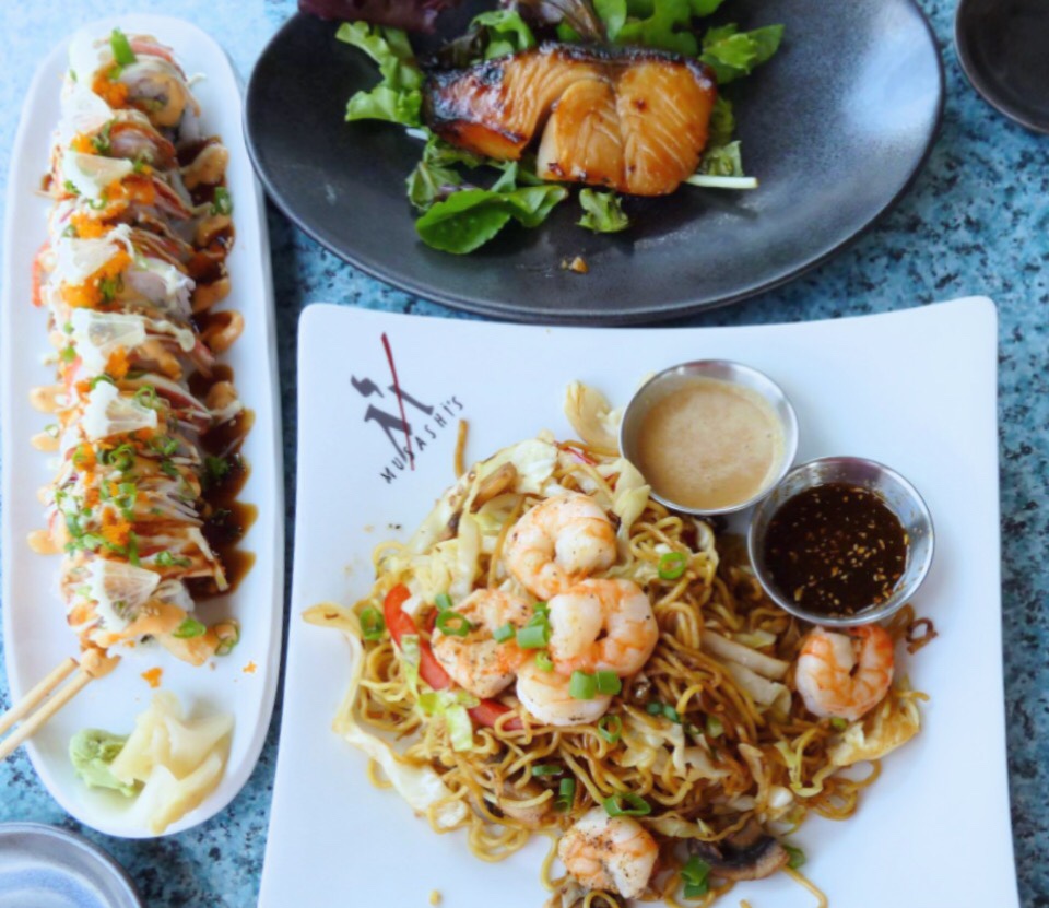 All the delicious food are coming......
Black COD (top), House Roll #1 (left) and Shrimp yakisoba (right).
They are all super yum!😋👍
