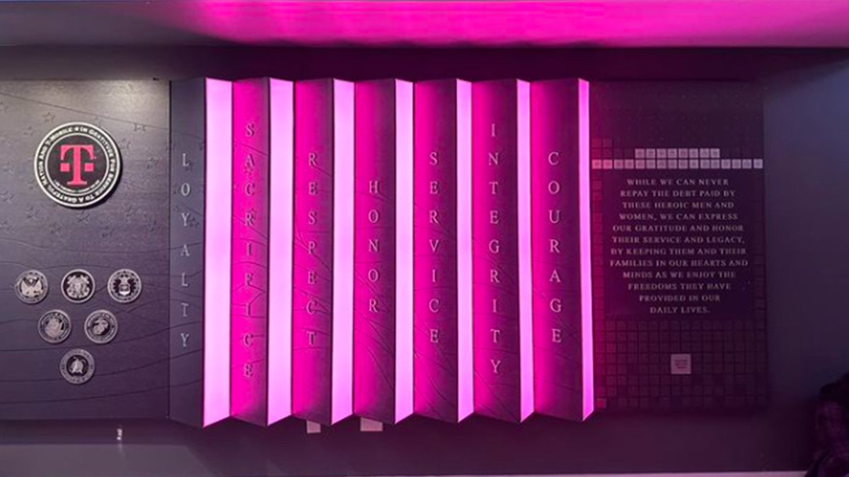 DeeanneKing's tweet image. Another way to honor those that have sacrificed so much... our new wall in the Customer Experience Center in Springfield, Missouri #MobilizeForService