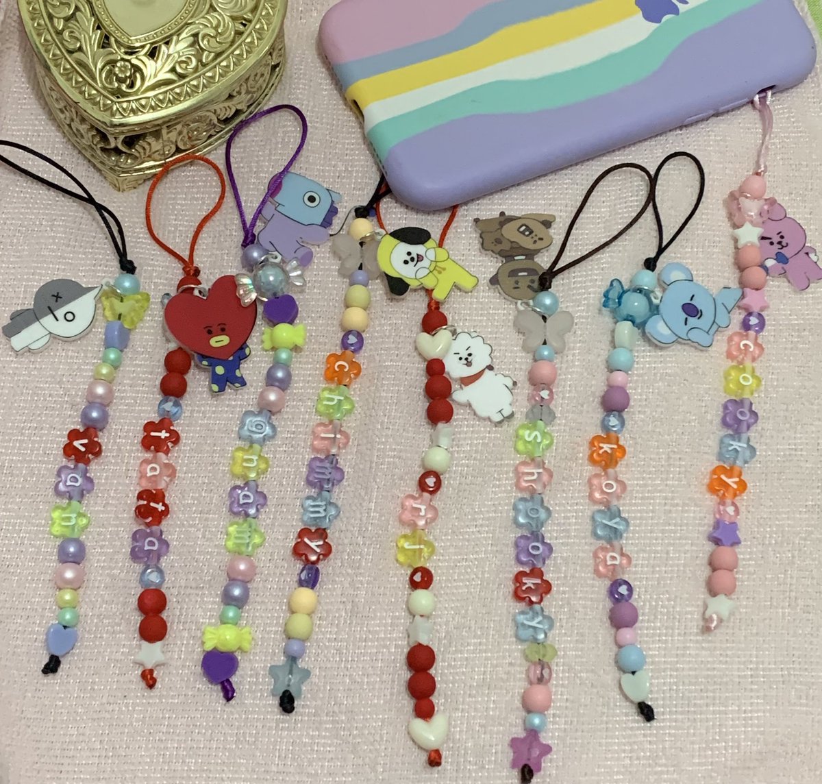 Leeticia_rj's tweet image. Alguns Straps para celular que eu fiz dos meninos 🥺💜 ficou bom gente ? 

#suportedeceular #phonestrap #bts #BT21 #armys