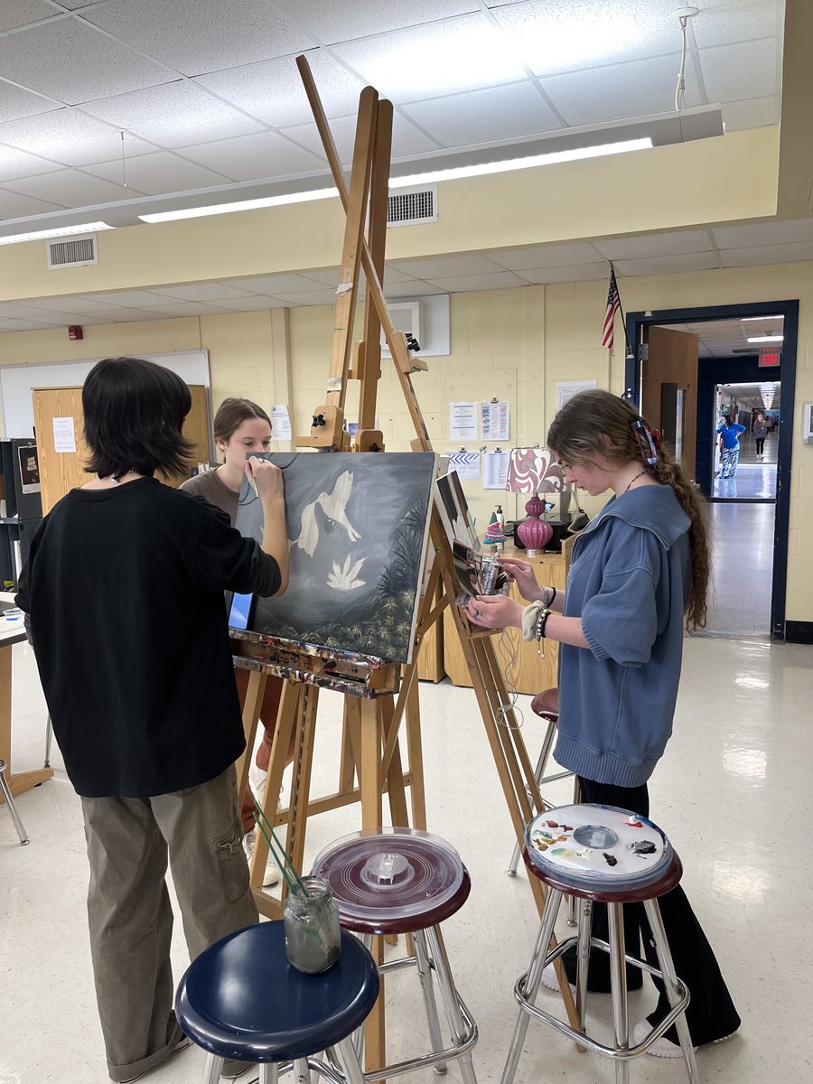 MrsLavinArt's tweet photo. These IB Art juniors were working hard today! https://t.co/k3h8bSUwen